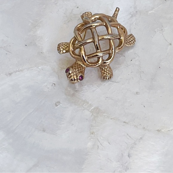 Napier Gold Tone Faux Pink Ruby Eye Mini Turtle Brooch 1 3/8” - Picture 4 of 12